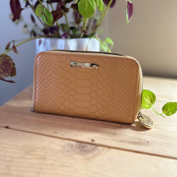 Gigi New York Wallet - Picture 1 of 3